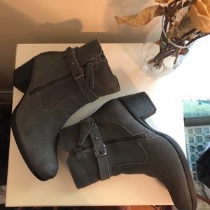 BEAUTIFUL + COMFY GREY SUEDE ANKLE BOOT
